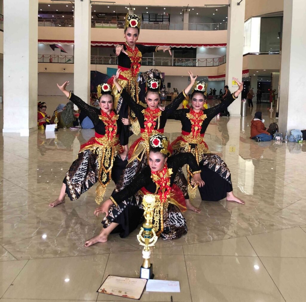 Juara tari tradisional SMK Putra Bangsa Depok