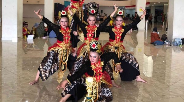 Juara tari tradisional SMK Putra Bangsa Depok