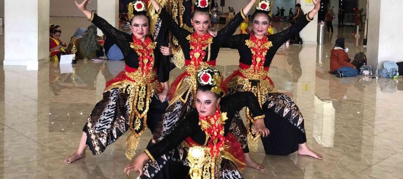 Juara tari tradisional SMK Putra Bangsa Depok
